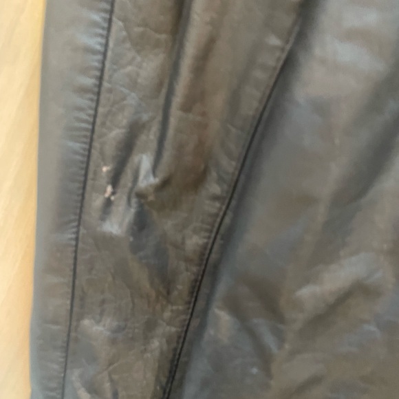 Vintage Black Leather Jacket with shoulder pads and croc look collar - Picture 12 of 12